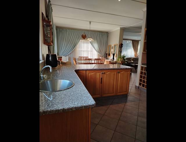 4 BEDROOM FREEHOLD FOR SALE IN HUTTENHEIGHTS
